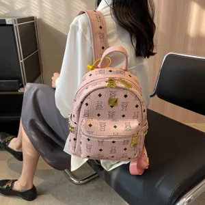 Roze PU lederen rugzak voor dames, schattige berenprint casual dagrugzak met gouden hardware.