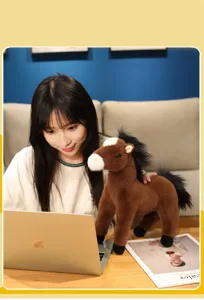 Simulazione cavallo marrone peluche, simpatica bambola pony in piedi giocattolo per bambini.