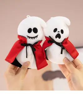 Halloween mignon fantôme peluche pendentif avec cape rouge, poupée douce pour décoration.