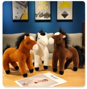 Vista dettagliata di un set di giocattoli di peluche a forma di cavallo con bella criniera.