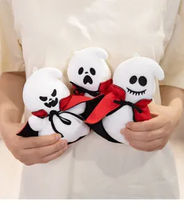 Vue de detail de pendentifs fantomes en peluche Halloween avec capes rouges et visages.