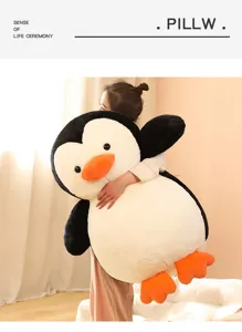 Dettaglio in primo piano del grande peluche pinguino, tessuto morbidissimo per abbracci.