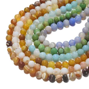 Detalle de cuentas de ágata mate rayada, piedras naturales para hacer joyas DIY.