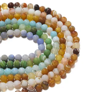 Vista detallada de cuentas de ágata mate natural con rayas, multicolor para joyería.