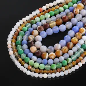 Vista detallada de cuentas de ágata mate multicolores con bandas para joyería DIY