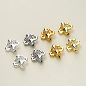 Gedetailleerd aanzicht van messing lelie kraaltjes met zirkonia voor DIY sieraden maken.