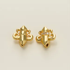 Detailopname van 18K vergulde lelie metalen kralen met zirkonia voor DIY sieraden maken.