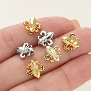 Detailopname van gouden en zilveren lelie metalen kralen met sprankelende zirkonia.