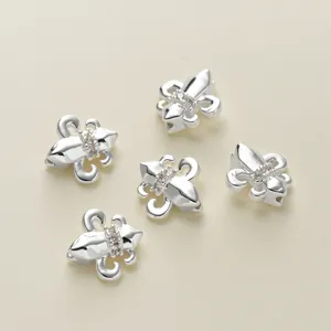 Zilverkleurige lelie bedel kralen met kristal details voor DIY sieraden maken detail