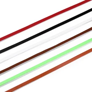 Detailansicht farbiger flacher PU-Lederriemen und dünner Kunstleder-Kordeln für DIY-Basteln.