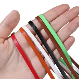 Bunte flache PU-Lederriemen Detailansicht zeigt lebendige DIY-Bastelband Kordel Texturen.