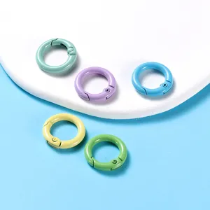 Close-up detail van kleurrijke veerring gespen, multifunctionele metalen ringen voor knutselen.