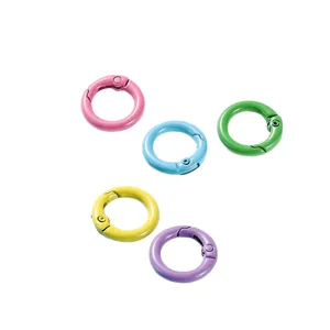 Kleurrijke ronde veer-O-ringen voor DIY-sleutelhangers, tassen en sieradenaccessoires.