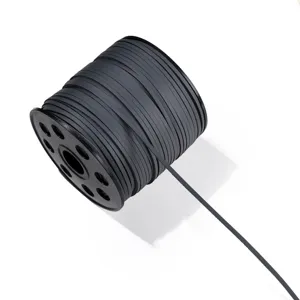 Vista detallada de cordón plano de ante sintético negro de 2,5 mm en bobina para joyería.