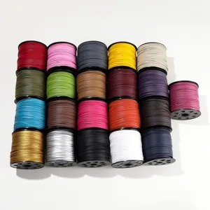 Primer plano de cordones planos de ante de terciopelo de colores para joyería DIY detalles