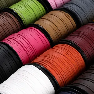 Primer plano de bobinas de cordón de cuero sintético plano de 2,5 mm para joyería y manualidades DIY.
