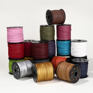 Cordones de ante sintético de 2,5 mm coloridos en carretes, perfectos para detalles de pulseras DIY.