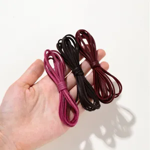 Detalle en primer plano de cordones de ante sintetico plano de 2.5mm para artesania.