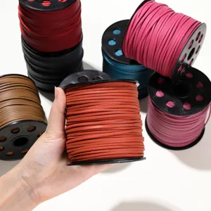 Vista detallada de cordones de ante sintético de 2.5mm coloridos, ideales para pulseras y collares DIY.