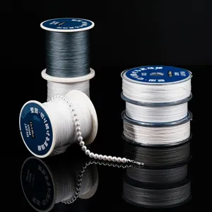 Detailansicht starker PE Perlenfaden Spulen in Weiss Grau, ideal fuer DIY Perlenschmuck.