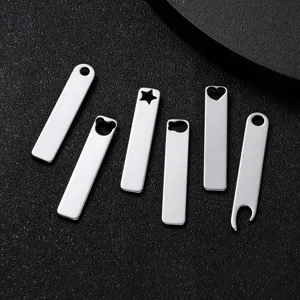 Edelstahl Rohling Anhänger Detailansicht, ideal für DIY Schmuckherstellung und Gravur.