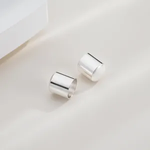 Ασημένια καπάκια κορδονιού για DIY κοσμήματα, λία μεταλλικά κυλινδρικά αξεσουάρ λεπτομέρεια.