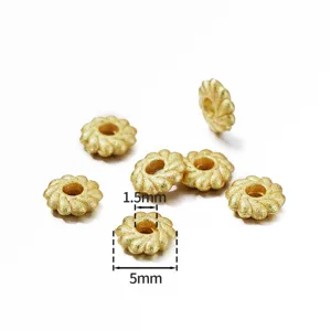 Nahaufnahme von goldenen Kürbis-Abstandshaltern aus Legierung für DIY-Schmuck, präzise Maße.