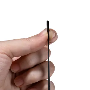 Detailaufnahme des schwarzen flachen PU Lederriemens zeigt die feine Materialstruktur gut.