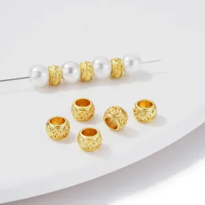 Goldfarbene Legierungs-Abstandshalter und weiße Perlen Detailszene für DIY-Armband und Schmuck.