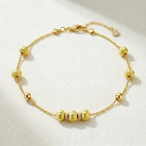 Goldfarbenes Perlenarmband aus Legierung mit strukturierten Kürbisperlen und edlem Kettendesign.