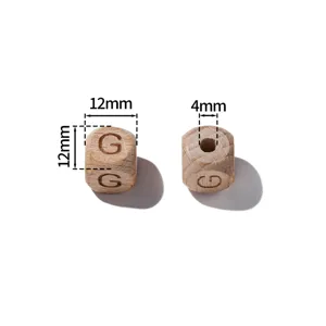 Holzbuchstabe G Würfel Perle Detailansicht, 12mm Größe mit 4mm Loch, unbehandeltes Holz.