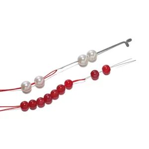 Detail van kralen rijgen gereedschapset met staaldraad naald haak en kleurrijke kralen voor DIY.