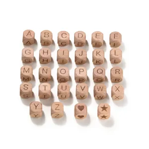 Holzperlen Buchstaben 12mm unlackierte Massivholzperlen Nahaufnahme Detailansicht.