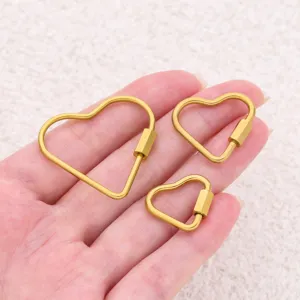 Vista dettaglio chiusura vite cuore oro, ciondolo connettore gioielli DIY acciaio inox.