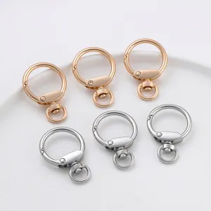 Primer plano detallado de mosquetones metalicos en oro y plata para accesorios DIY.