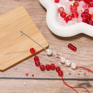 DIY kralen gereedschapsset met draadinrijghaak en kleurrijke kralen voor handgemaakte armbanden.
