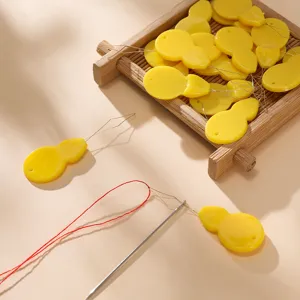 Infila aghi in plastica a forma di zucca dettaglio strumento di cucito per infilatura