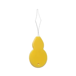 Vista dettagliata dell'infilatore per aghi giallo in plastica, accessorio da cucito.