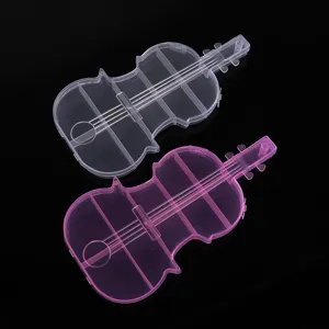 Primo piano della scatola di plastica a forma di violino, organizer per perline e gioielli.