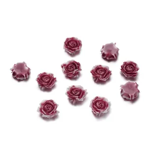 Vista dettagliata dei cabochon di rose in resina 3d, perfetti per fai da te e nail art carina.