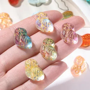 Vue de detail de perles hibou dores transparentes colorees pour fabrication de bijoux DIY