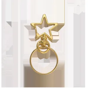 Vue détaillée mousqueton ressort étoile dorée et anneau clé, accessoire sac alliage durable.