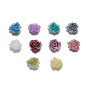 Dettagli cabochon di rose 3D in resina, perfetti per nail art e decorazioni artigianali.