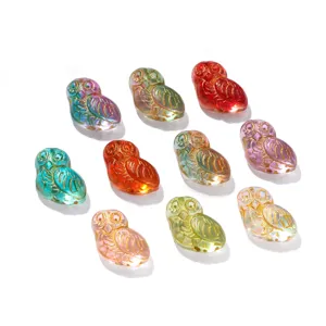 Détail de perles hibou transparentes colorées, idéal pour la création de bijoux DIY faits main.