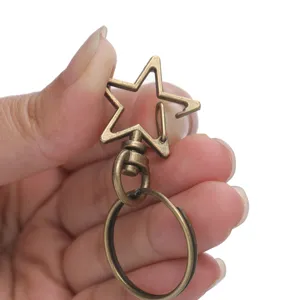 Vue détaillée en gros plan du mousqueton porte-clés étoile en alliage bronze vintage.