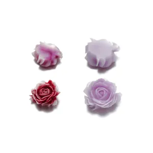 Cabochon di fiori 3D in resina per gioielli fai da te e nail art, vista di dettaglio.