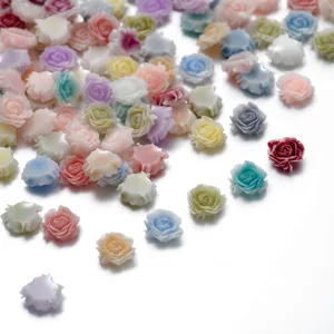 Dettaglio di fiori di rose in resina, perfetti per artigianato fai da te, forcine e nail art.