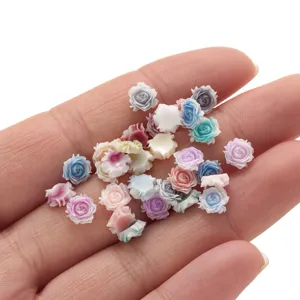 Colorati ciondoli di rose in resina 3D per nail art fai da te, decorazione cover e artigianato.
