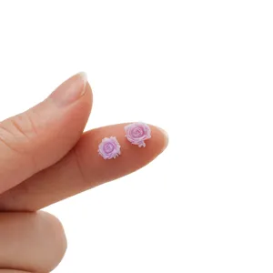 Piccoli fiori di rosa in resina per nail art e decorazioni artigianali vista di dettaglio.