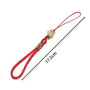 Rood gevlochten telefoonkoord detail met schattige gesneden gelukskat kralen en 17,5 cm lengte.